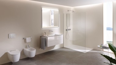 A look inside a large bathroom with Geberit AquaClean Mera shower toilet, bathroom furniture and bathroom ceramics (© Geberit)