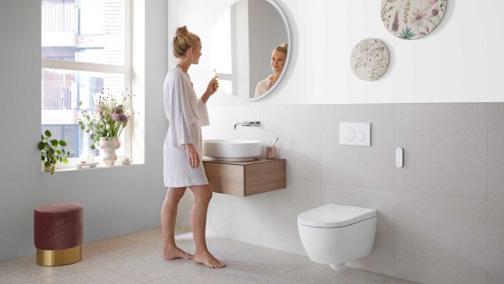 Geberit ONE bathroom with white ceramic appliances and bathroom furniture (© Geberit) Geberit ONE bathroom with white ceramic appliances and bathroom furniture (© Geberit)