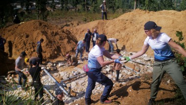 Geberit employees laying water supply pipes for a Nepalese village community (© Marcin Mossakowski)