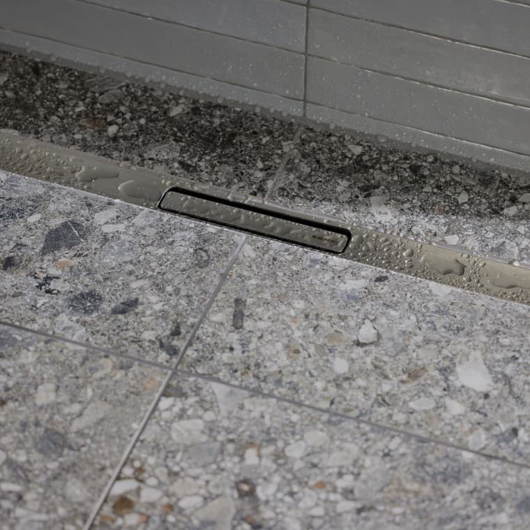 The water runs off via an elegant stainless-steel profile. The water runs off via an elegant stainless-steel profile.