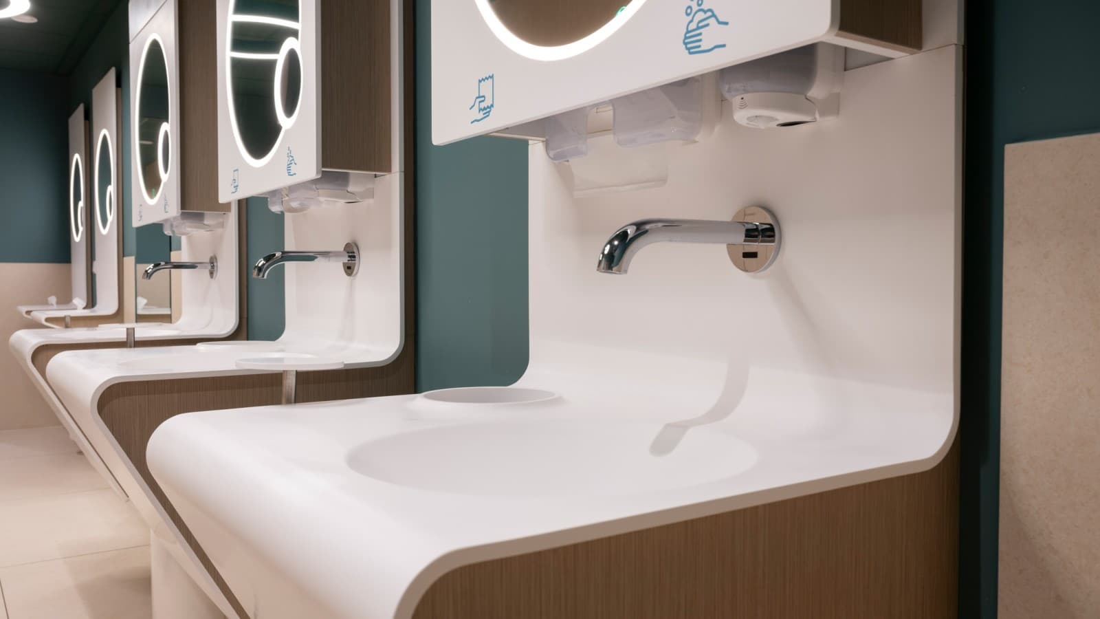 Geberit Piave washbasin taps are installed on the washbasins (© Meike Goebel) Geberit Piave washbasin taps are installed on the washbasins (© Meike Goebel)