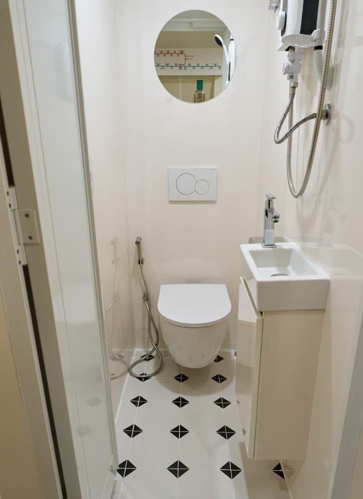 Comfort in the smallest of spaces: the mini bathrooms are equipped with wall-mounted Geberit iCon toilets and Sigma01 flush plates (© Watson Lau) Comfort in the smallest of spaces: the mini bathrooms are equipped with wall-mounted Geberit iCon toilets and Sigma01 flush plates (© Watson Lau)