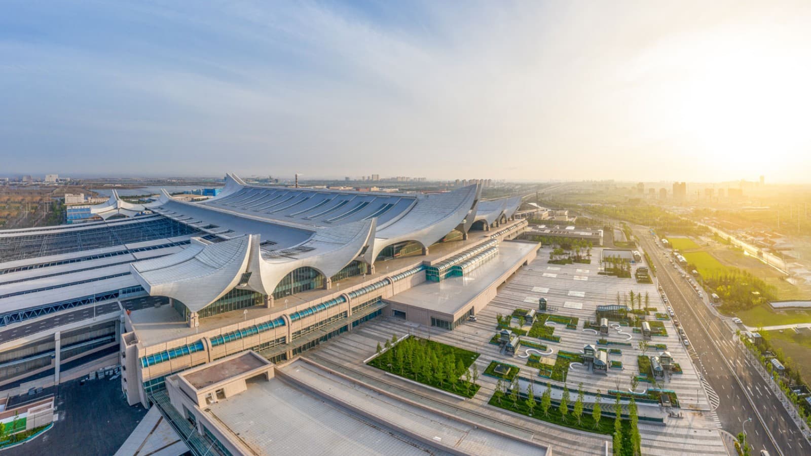 Two large and eight small waves: the undulating Hongdao station (© ingDESIGN Co., Ltd.) Two large and eight small waves: the undulating Hongdao station (© ingDESIGN Co., Ltd.)