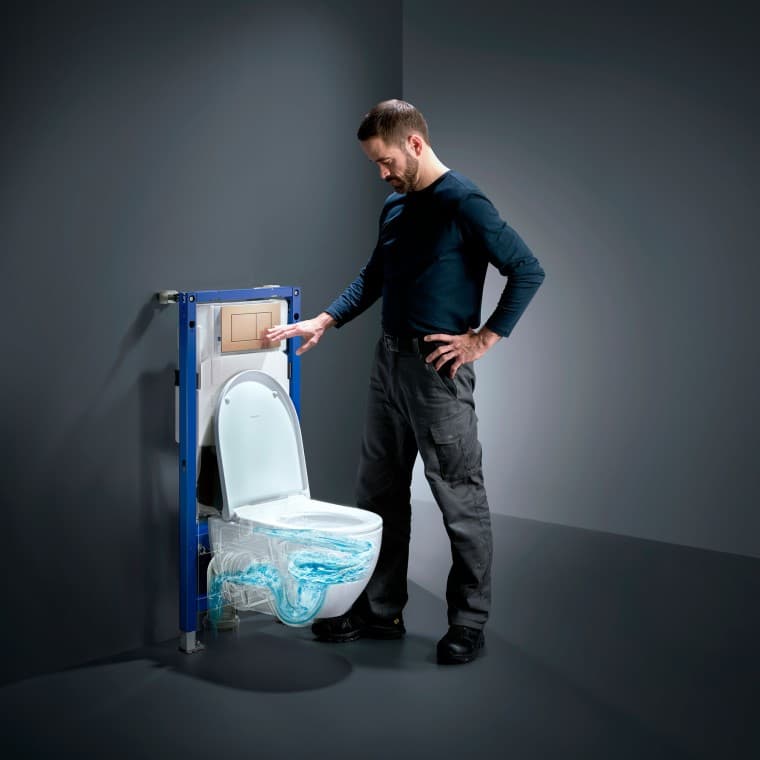Man next to Geberit Acanto toilet with TurboFlush, new Geberit Duofix and Sigma40 flush plate in rose gold Man next to Geberit Acanto toilet with TurboFlush, new Geberit Duofix and Sigma40 flush plate in rose gold